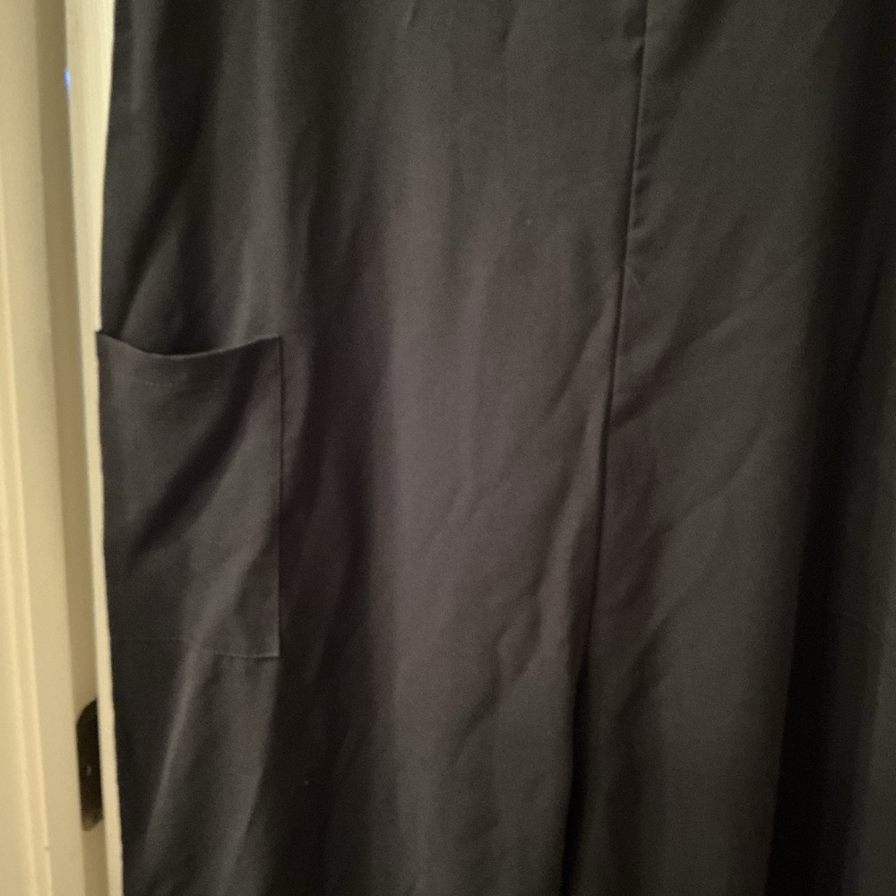 Black V-Neck Sleeveless Jumpsuit - Picture 5 of 5